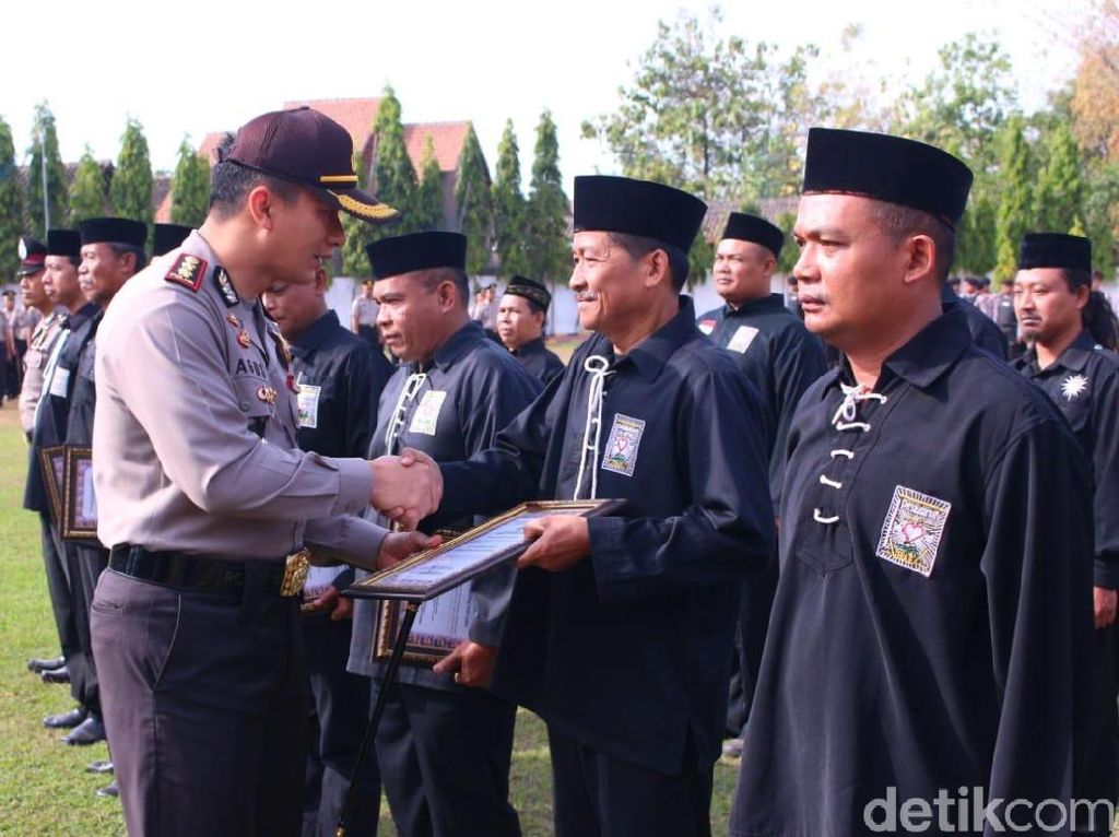 Pesilat-pesilat Madiun Dapat Hadiah dari Polisi, Dalam Rangka Apa Ya? Pesilat-pesilat Madiun Dapat Hadiah dari Polisi, Dalam Rangka Apa Ya?