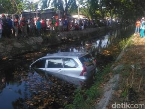 Pemilik Lupa Tarik Rem Tangan, Mobil Ini Nyemplung Sungai Pemilik Lupa Tarik Rem Tangan, Mobil Ini Nyemplung Sungai