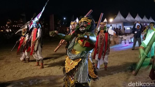 Foto: Buto Ijo Raksasa & Kemeriahan Festival Petitenget