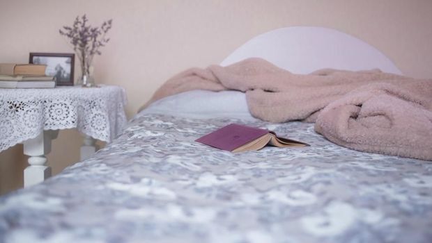 Ilustrasi seprai dan sarung bantal sutra
