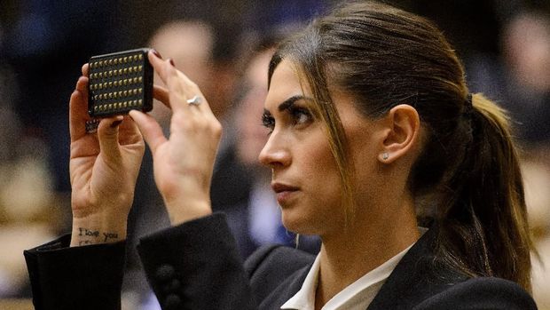 Melissa Satta model dan istri Kevin-Prince Boateng mengejek Cristiano Ronaldo. (