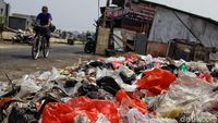 Bau! Potret Sampah yang Dibiarkan Bertumpuk di Cilincing