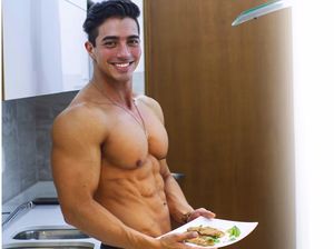 Awas Gagal Fokus! Pria Kekar Ini Pamer Otot Saat Masak Ayam Panggang Meksiko