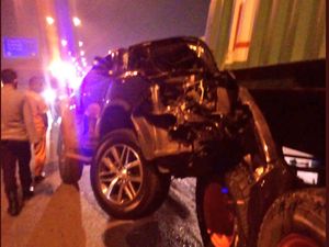 Mobil Ringsek Akibat Tabrak Kontainer di Tol Cakung Km 53