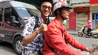 Aksi Abang Ojek Go-Viet Menelusuri Jalanan Hanoi