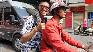 Aksi Abang Ojek Go-Viet Menelusuri Jalanan Hanoi