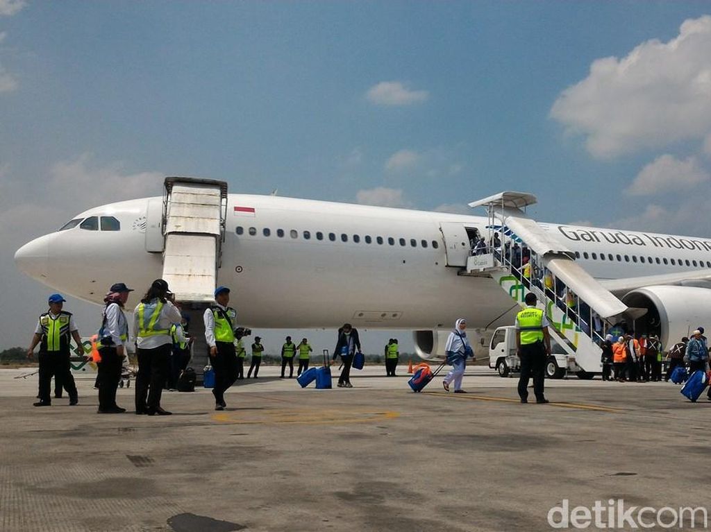 Seorang Jemaah Haji Debarkasi Solo Meninggal Dunia di Pesawat Seorang Jemaah Haji Debarkasi Solo Meninggal Dunia di Pesawat