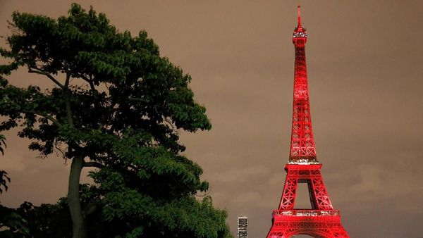 Kilau Warna-warni Festival Lampu di Menara Eiffel