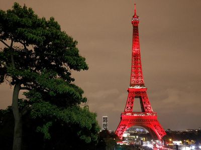 Kilau Warna-warni Festival Lampu di Menara Eiffel