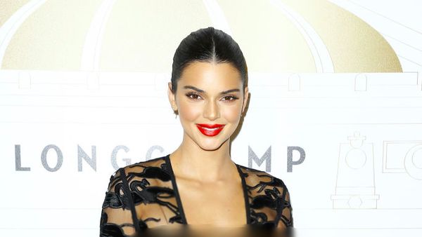10 Gaya Terseksi Kendall Jenner yang Foto Intimnya Tersebar di Internet