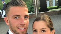 Toby Alderweireld, punya istri cantik bernama Shani van Mieghem, yang sudah memberinya satu anak. (Instagram)