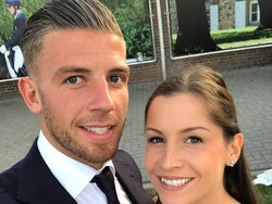 Toby Alderweireld, punya istri cantik bernama Shani van Mieghem, yang sudah memberinya satu anak. (Instagram)
