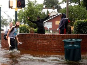 Badai Florence yang Mematikan Mulai Menghantam Carolina AS