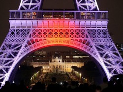 Bendera Jepang Terang-Benderang di Menara Eiffel