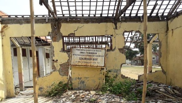 Potret Siswa SDN Ridogalih Belajar di Gudang karena Sekolah Rusak