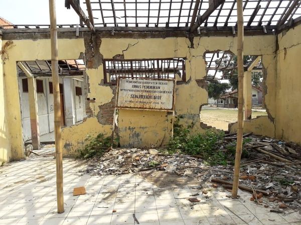 Potret Siswa SDN Ridogalih Belajar di Gudang karena Sekolah Rusak