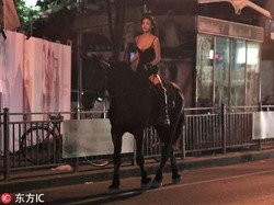 Saat Cewek Berbaju Seksi Naik Kuda Keliling Kota di Malam Hari