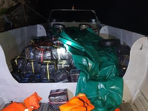 Kapal Berisi 1.200 Botol Miras Ilegal dari Singapura Ditangkap