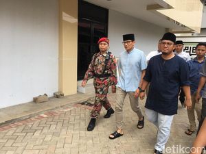 Ditemani Dahnil Anzar, Sandiaga Salat Jumat di Masjid PP Muhammadiyah