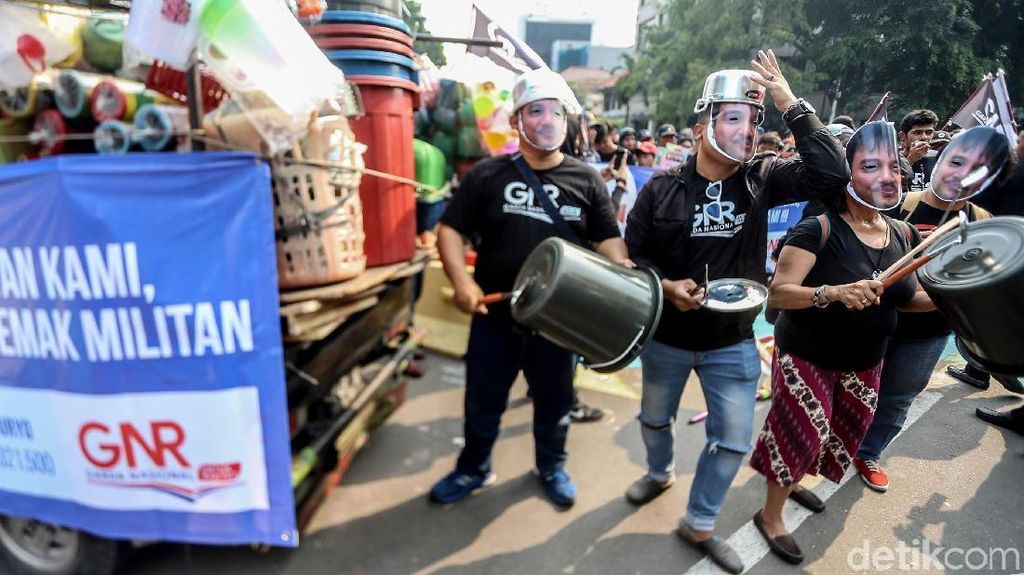 Demo Roy Suryo, Massa Tenteng Perabot Rumah Tangga Demo Roy Suryo, Massa Tenteng Perabot Rumah Tangga
