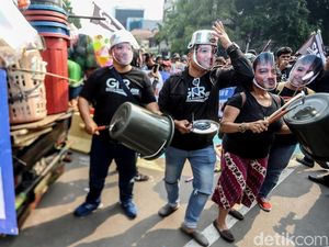 Demo Roy Suryo, Massa Tenteng Perabot Rumah Tangga