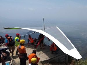 Melihat Atlet Gantole Take Off dari Puncak Telomoyo Semarang Melihat Atlet Gantole Take Off dari Puncak Telomoyo Semarang