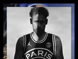 Neymar sebagai salah satu brand ambassador Nike pun didapuk sebagai bintang utama iklah Air Jordan tersebut. Neymar memakai jersey basket berdesain PSG. (Instagram @PSG_Inside)