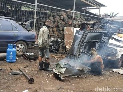 Mereka yang Berjuang dari Kuburan Mobil