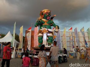 Ada Buto Ijo Raksasa di Festival Pantai Petitenget