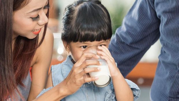 Ilustrasi anak minum susu