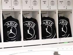 Inilah suasana ruang ganti di stadion Parc des Princes yang disulap dengan nuansa Air Jordan. *(Instagram @PSG_Inside)