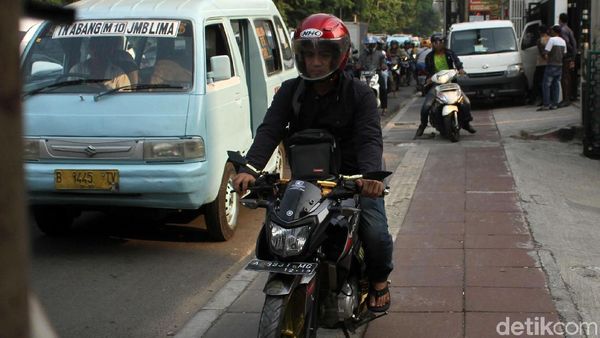Jalan Cideng Macet, Trotoar Dihajar Pemotor