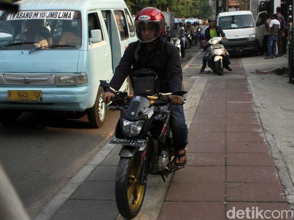 Jalan Cideng Macet, Trotoar Dihajar Pemotor