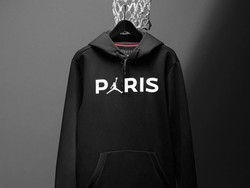 Jaket ini jadi salah satu barang yang patut dimiliki. Jaket Paris ini disebut-sebut bakal jadi primadona di kalangan penggemar fesyen. (Instagram @PSG_Inside)