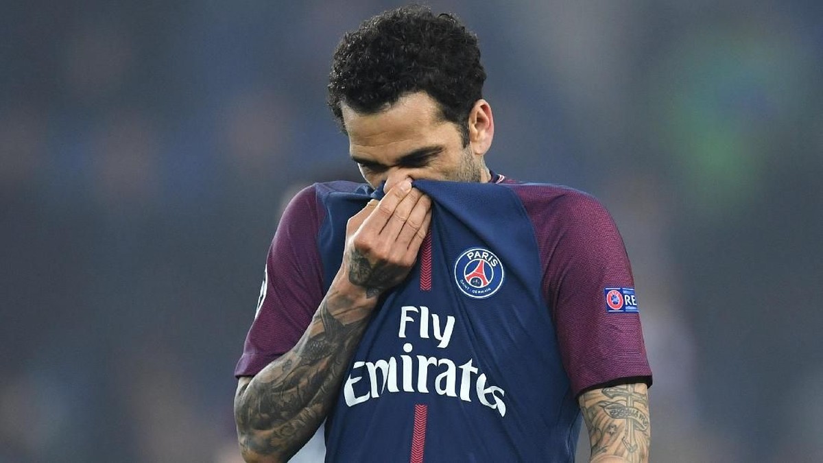 Dani Alves tinggalkan PSG karena orang Paris rasialis (Matthias Hangst/Getty Images)
