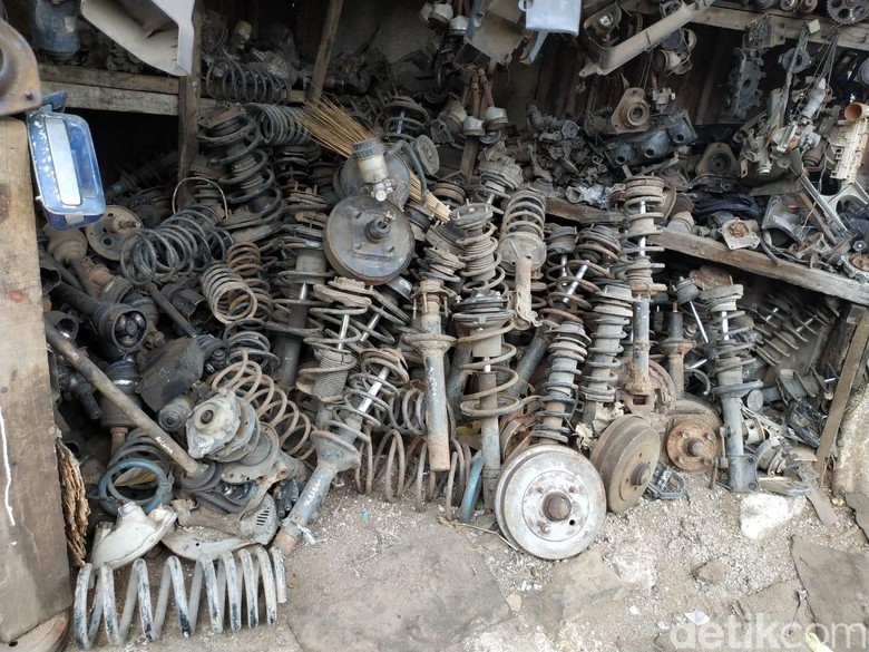 Sparepart copotan dari bangkai mobil. Foto: Ridwan Arifin Sparepart copotan dari bangkai mobil. Foto: Ridwan Arifin