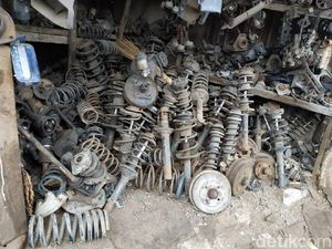 Sparepart Copotan dari Bangkai Mobil Banyak Diburu