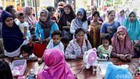 Warga Antre Sembako Murah KJP di Cilincing