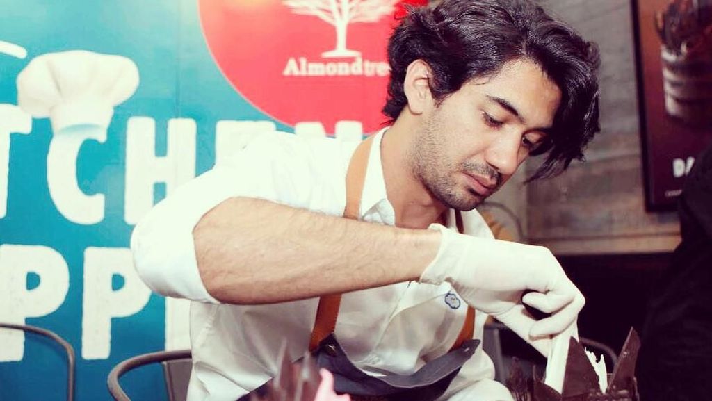 Serunya Ekspresi Reza Rahadian Saat Makan Beefsteak hingga Minum Kopi Serunya Ekspresi Reza Rahadian Saat Makan Beefsteak hingga Minum Kopi