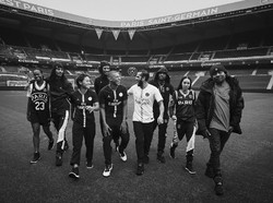 Tak ketinggalan para pemain PSG lain seperti Dani Alves dan Kylian Mbappe juga ikut berpose. (Instagram @PSG_Inside)