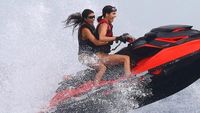 Potret Seksi dan Bugar Kourtney Kardashian Ketika Jalan-Jalan di Pantai