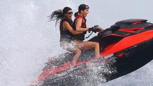 Potret Seksi dan Bugar Kourtney Kardashian Ketika Jalan-Jalan di Pantai