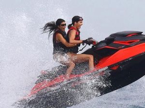 Potret Seksi dan Bugar Kourtney Kardashian Ketika Jalan-Jalan di Pantai Potret Seksi dan Bugar Kourtney Kardashian Ketika Jalan-Jalan di Pantai