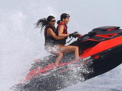 Potret Seksi dan Bugar Kourtney Kardashian Ketika Jalan-Jalan di Pantai