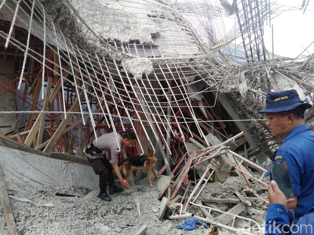 Pekerja yang Tertimbun Beton di PIK Berhasil Dievakuasi Pekerja yang Tertimbun Beton di PIK Berhasil Dievakuasi