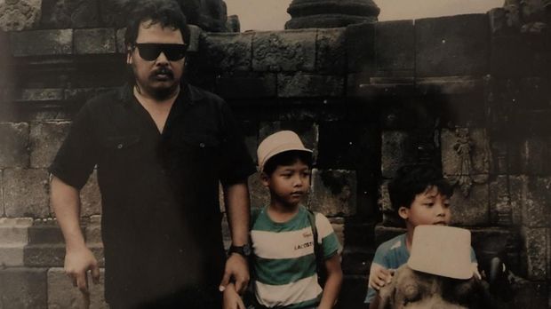 Harry Roesli (kiri) bersama anak-anaknya.
