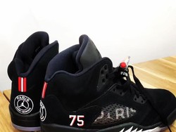 Salah satunya adalah sepatu Air Jordan yang didesain khusus untuk PSG dan bertuliskan angka 75, perlambang tahun kelahiran klub itu 1975. (Instagram @PSG_Inside)