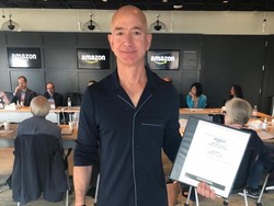 Orang Terkaya di Dunia Meeting Pakai Piama, Ini Alasan di Baliknya