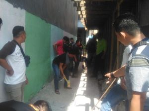 Pemkot Bongkar Bangunan yang Halangi Jalan Masuk ke Rumah Pak RW Pemkot Bongkar Bangunan yang Halangi Jalan Masuk ke Rumah Pak RW