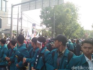 BEM SI Gelar Aksi Bela Rupiah di Kantor Kemenkeu